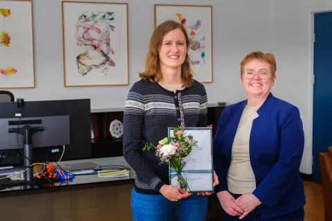 Ingvild Ryde and Silja Bára R. Ómarsdóttir, Rector of UI.