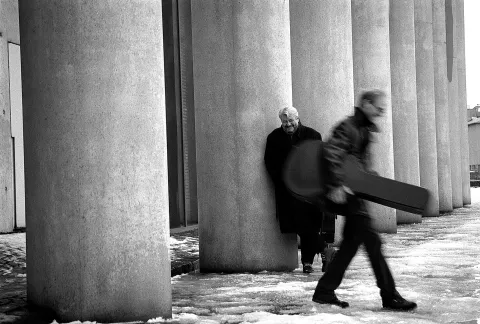 A black-and-white picture of the musicians Maggi Eiríks and KK.