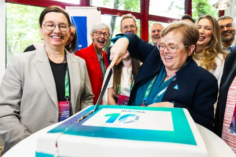 Aurora's 10 year anniversary was celebrated at the conference. Silja Bára R. Ómarsdóttir, the Rector of UI, can be seen slicing the birthday cake.