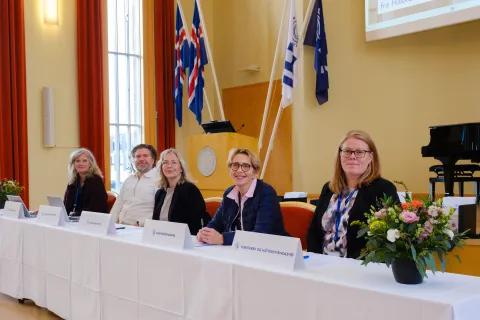 afhending brautskráningarskirteina