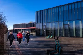 Women walking in front of UI centre