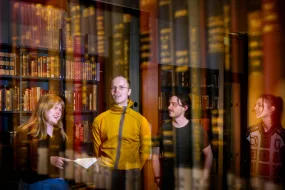 nemendur í bókastofu