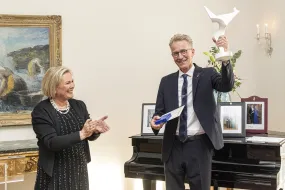 Sigurður Reynir Gíslason accepts the award from Halla Tómasdóttir, the President of Iceland.