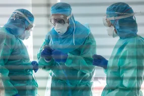 Doctors in surgery, Covid-19