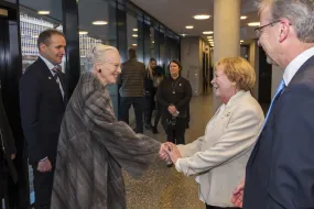 Vigdís Finnbogadóttir shaking hands with Queen Margrethe of Denmark. Guðni Th. Jóhannesson president of Iceland and Jón Atli Benediktsson rector of University of Iceland stand with them.