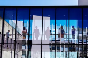 People standing in the hallway between Gimli and Oddi