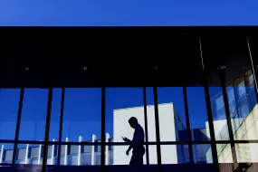 Person looking at their phone in the hallway between Gimli and Oddi