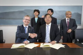 Jón Atli Benediktsson, Rector of the University of Iceland, and Shen Manhong, Rector of Ningbo University, signed the new cooperative agreement in the University's Main Building.