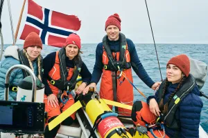 People on a boat with the Norwegian flag