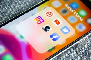 Phone screen, Social media